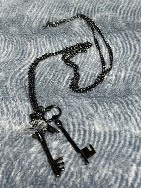 Antique-Style Skeleton Key Pendant Necklace - Black